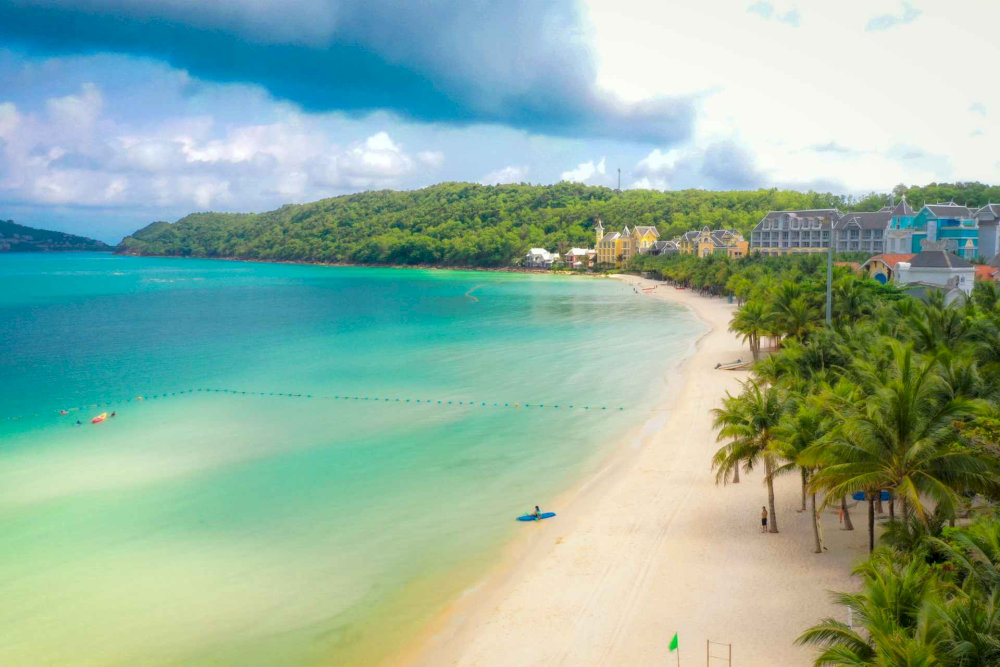 The area around Vung Bau Beach is home to a variety of accommodations, ranging from eco-friendly resorts to beachfront bungalows